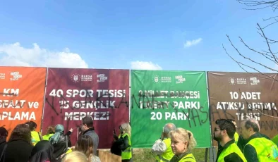 İYİ Parti Büyükşehir Belediye Başkan Adayı ve Partilileri, Bursa Büyükşehir Belediyesi’nin Tanıtım Tabelalarına Zarar Verdi
