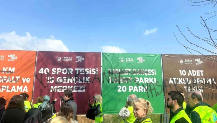 İYİ Parti Büyükşehir Belediye Başkan Adayı ve Partilileri, Bursa Büyükşehir Belediyesi’nin Tanıtım Tabelalarına Zarar Verdi