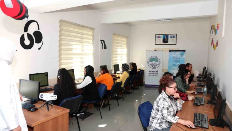 Kayseri Büyükşehir Belediyesi, Çağrı Merkezi Kursu Açarak İstihdam Olanakları Sağlıyor