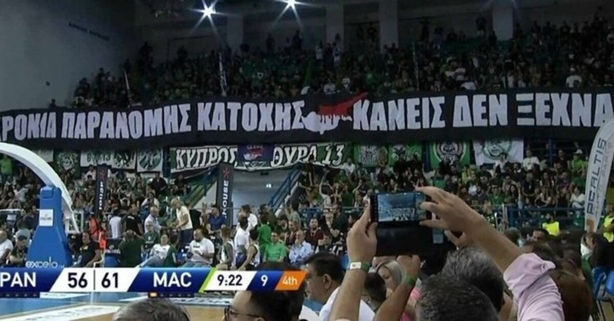 Panathinaikos taraftarından skandal pankart!
