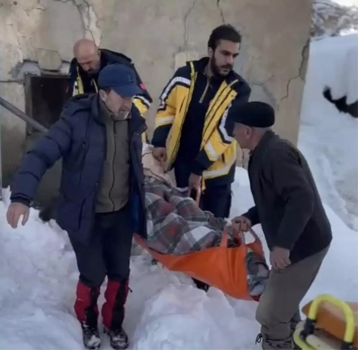 94 Yaşındaki Kadına Kar Amaçlı Paletli Ambulansla Ulaşım