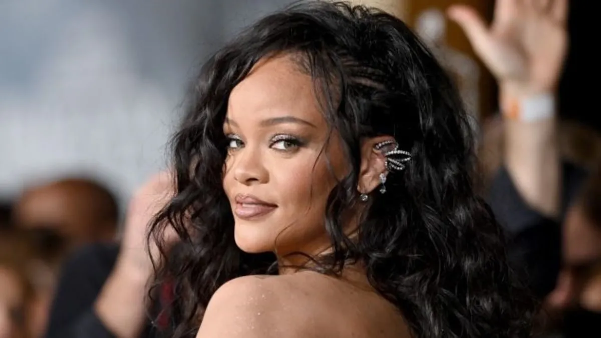 Rihanna konserine gittiği Mariah Carey’den imza aldı: İkonik bir an yaşanıyor!