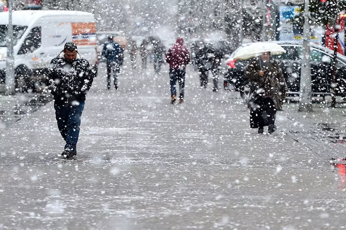 Meteoroloji uzmanı İstanbul’a kar yağışı için tarih verdi! Lapa lapa yağacak