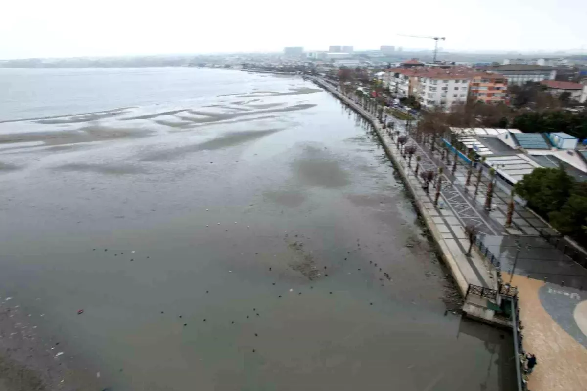 Silivri’de Deniz Çekildi, Adacıklar Oluştu